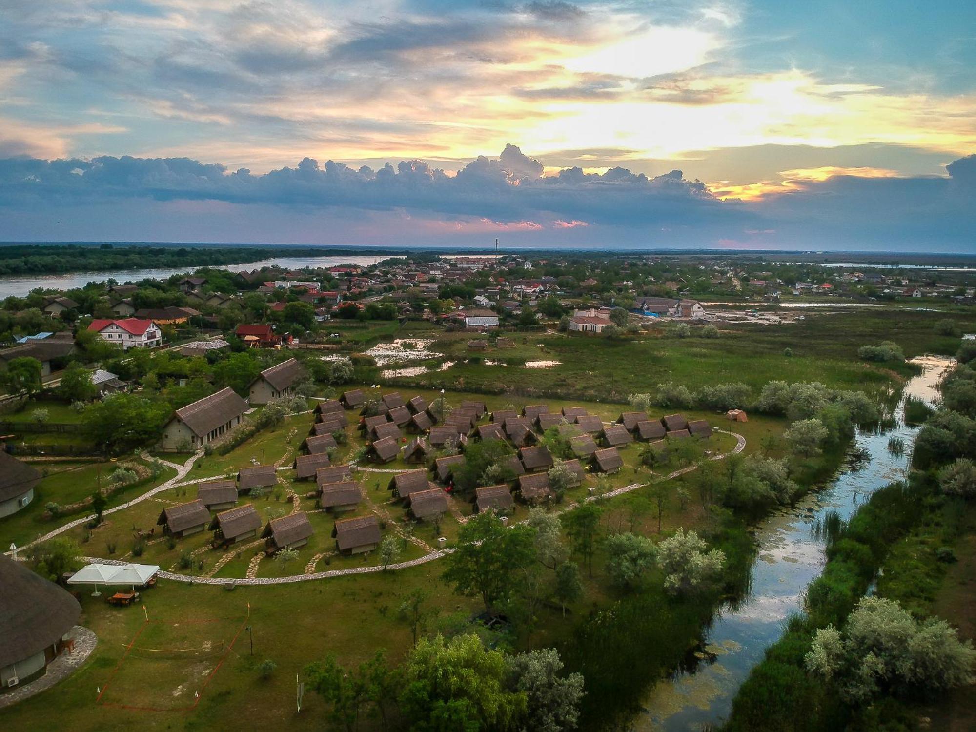 Dolphin Camping Hotel Sfantu Gheorghe  Bagian luar foto